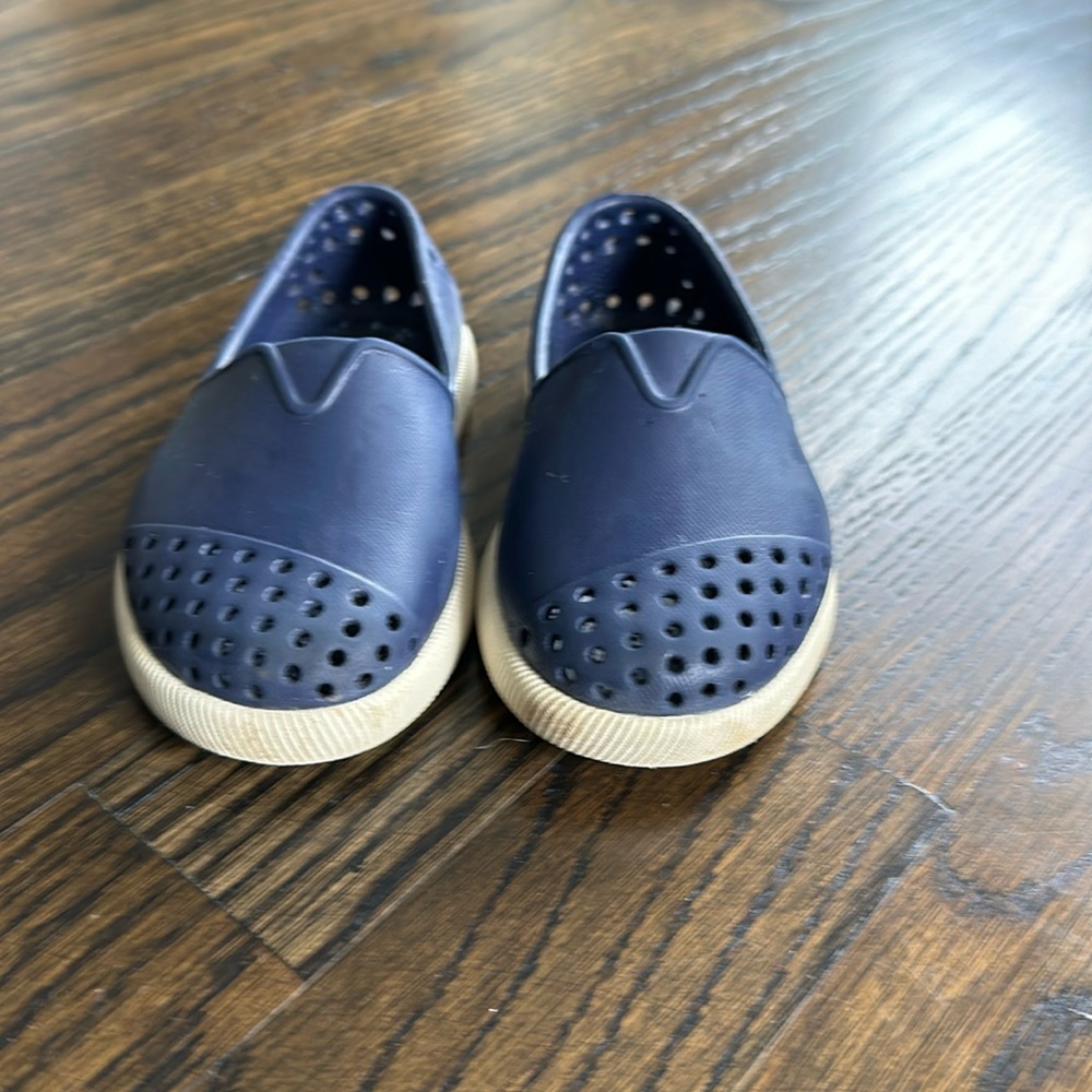 Native Verona little kids shoes. Navy Size 5. Excellent condition.